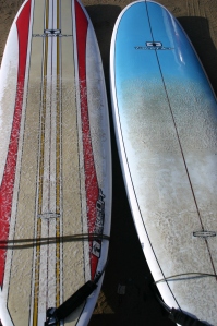 Unsere zwei Surfbretter (rot und hellblau)