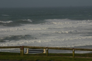 Große Wellen fotografiert von einer Klippe